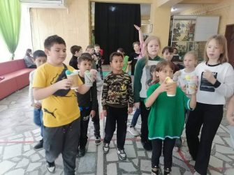 Дети, Дубовского района, Ростовской области, сделали экологические игрушки.