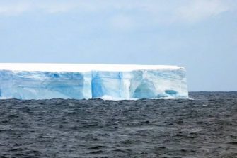 Крупнейший в истории наблюдений айсберг.