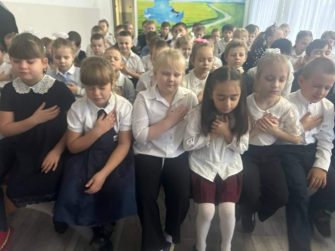 В Дубовской начальной школе отметили День волонтера.