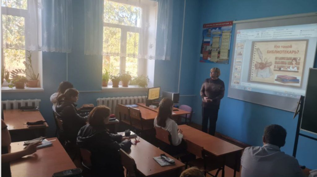 в Центральной библиотеки провела час профориентации для учащихся 9-го класса Жуковской СШ №5